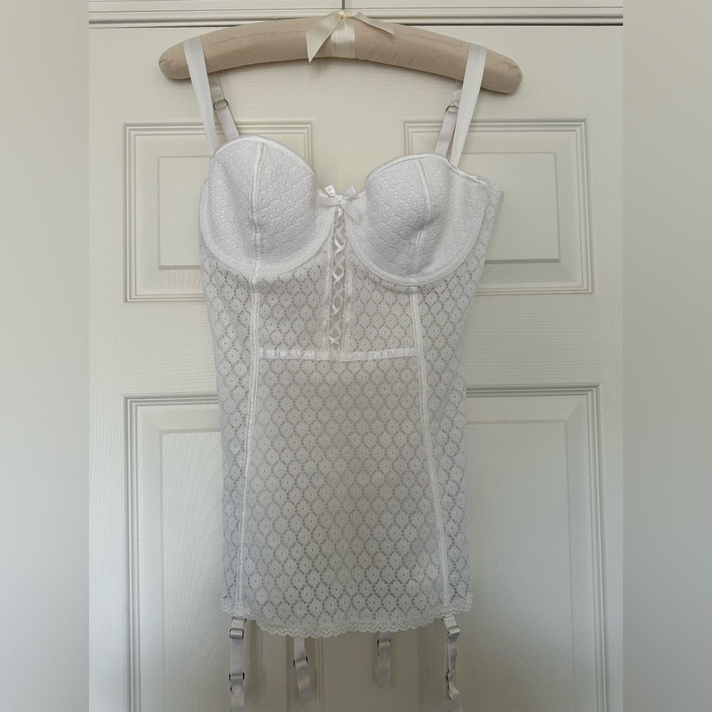 NWOT Vintage 2011 Victoria’s Secret Bridal White Basque Garters Satin 36D